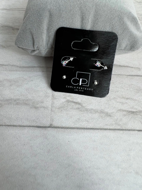 Conjunto de brincos flecha color e zircônia.