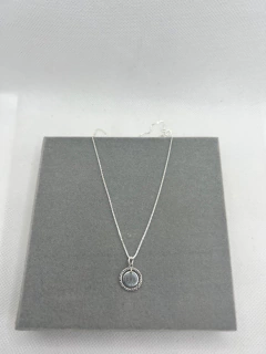 Colar 45 cm com pingente escrito força . - comprar online