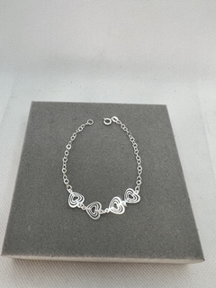 Pulseira corações em sequência. - comprar online