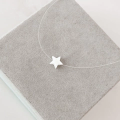 Colar fio de nylon estrela em madrepérola . - carlapenteadopratas