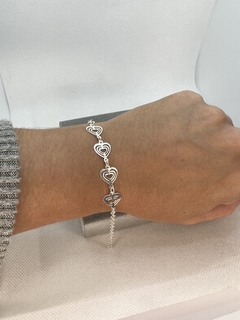 Pulseira corações em sequência. na internet