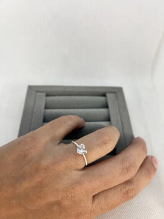 Anel solitário de coração em zircônia.