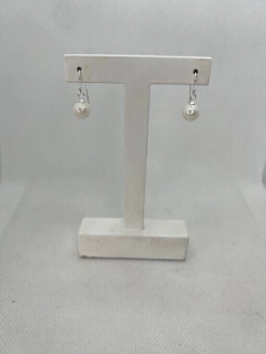 Brinco de anzol redondo pérola Shell.