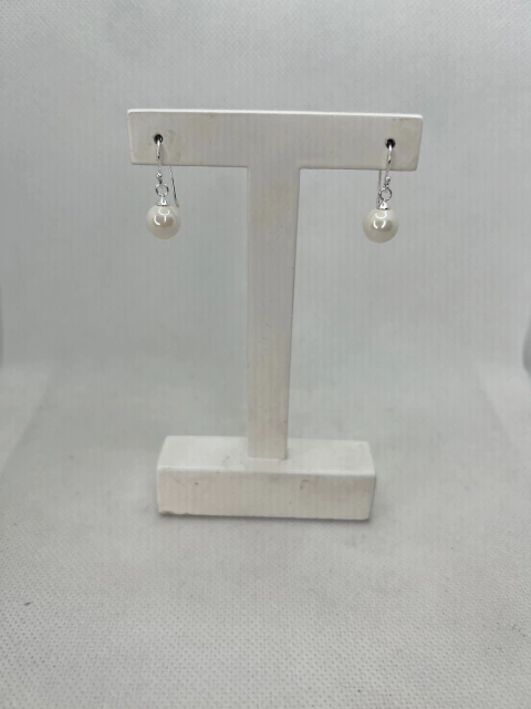 Brinco de anzol redondo pérola Shell.