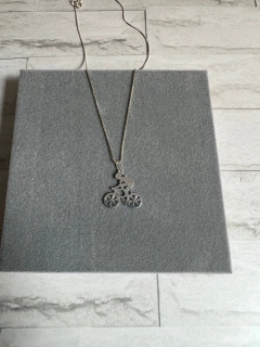 Colar com pingente bicicleta / ciclista . - comprar online