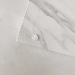 Colar fio de nylon coração deitado em madrepérola. - carlapenteadopratas