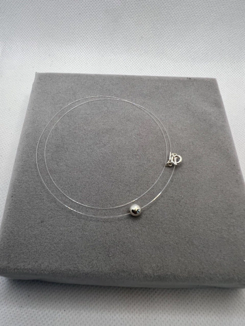 Colar fio de nylon bolinha .