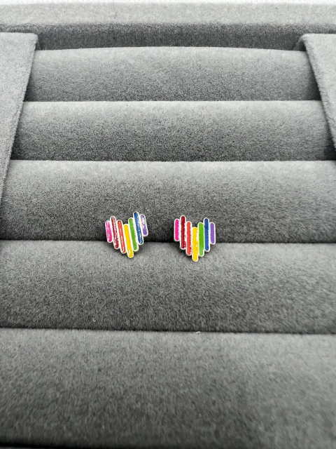 Brinco coração colorido .