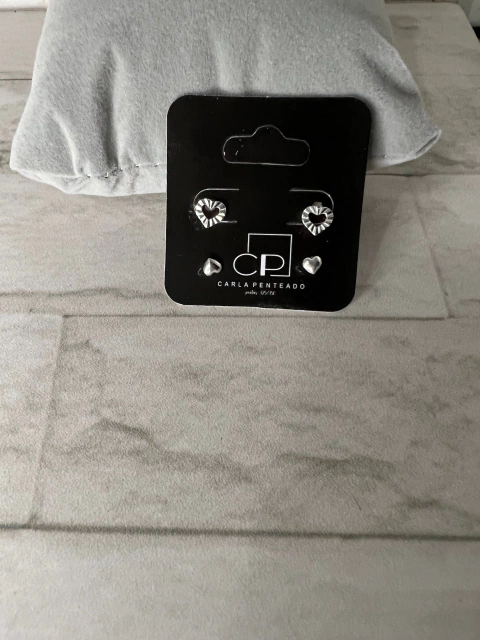Conjunto de brincos coração vinco .