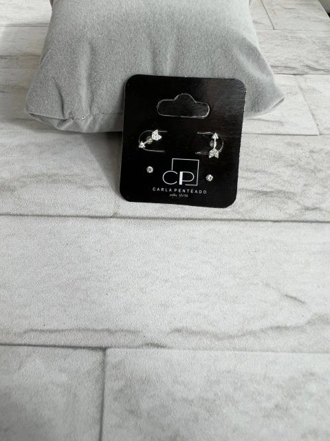 Conjunto de brincos flecha cravejada e zircônia.