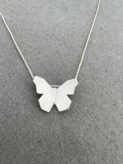 Colar borboleta M origami 45 cm .