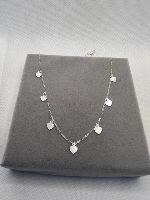 Choker mini corações.