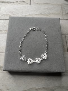 Pulseira corações em sequência.