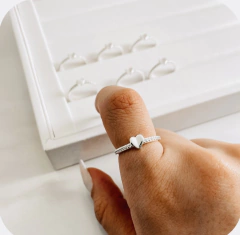 Anel meia aliança cravejada com coração vinco .