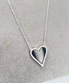 Colar coração contornado de zircônias e pedra ônix . na internet