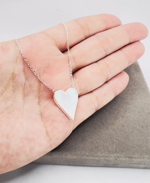 Colar coração contornado de zircônias e madrepérola.