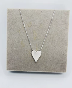 Colar coração contornado de zircônias e madrepérola. - comprar online