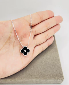 Colar trevo em ônix e prata 925.