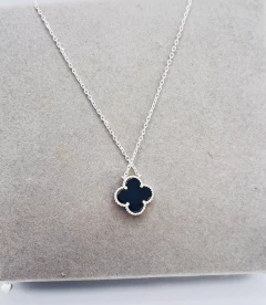 Colar trevo em ônix e prata 925. na internet