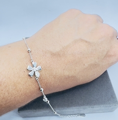 Pulseira flor com bolinhas e zircônias .