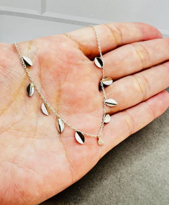 Colar choker folhas . - loja online