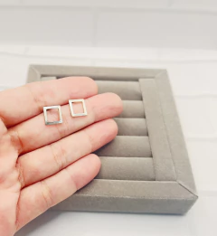 Brinco quadrado vazado P .