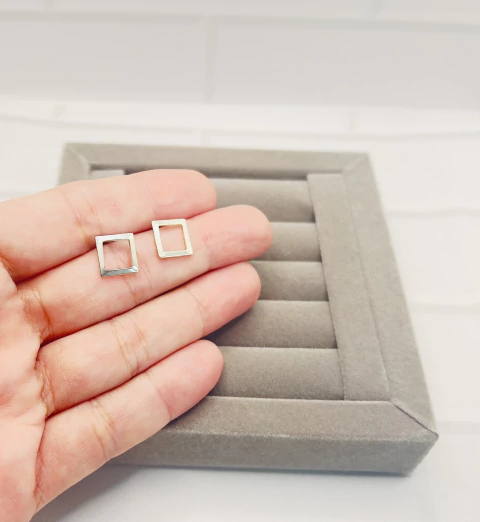 Brinco quadrado vazado P .