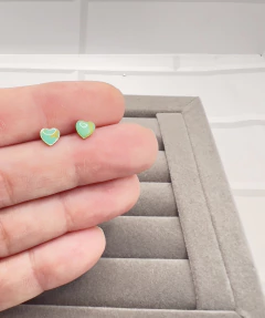 Brinco mini coração verde . na internet