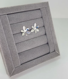 Brinco flor espelhada .