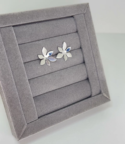 Brinco flor espelhada .