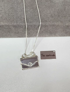 Imagem do Colar cartinha com envelope escrito Te amo.