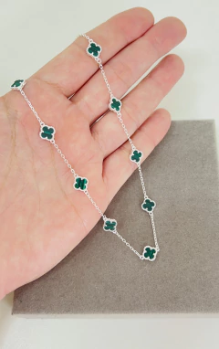 Colar choker trevos em prata com pedra Malaquita. (Verde )