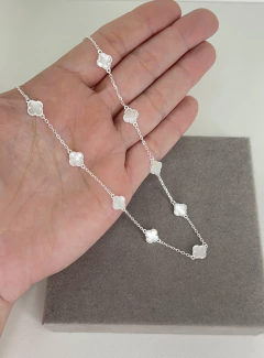 Colar choker trevos em prata com pedra madrepérola.