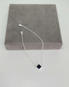 Pulseira trevo em ônix cravejado de Zircônias . na internet