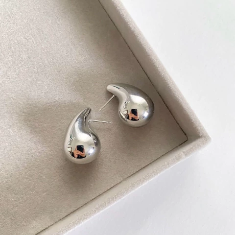 Brinco Gota minimalista - Banhado á Prata - comprar online