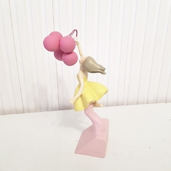 Boneca Menina Decorativa com Balões em Resina - Amarelo - comprar online