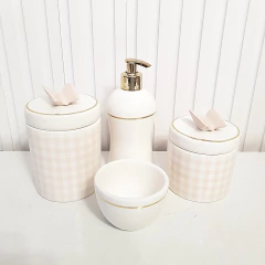 Kit Higiene Bebê - Conjunto Xadrez Vichy Rosa com Filete Dourado e Borboleta - comprar online