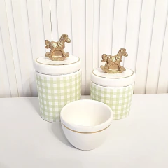 Kit Higiene Bebê - Conjunto Xadrez Verde Claro e Branco com Filete Dourado + Cavalinho - KITCUTI BABY DECOR