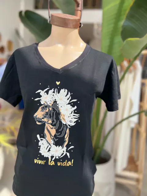 Remera VIVIR LA VIDA! Tigre - Negra Cuello V
