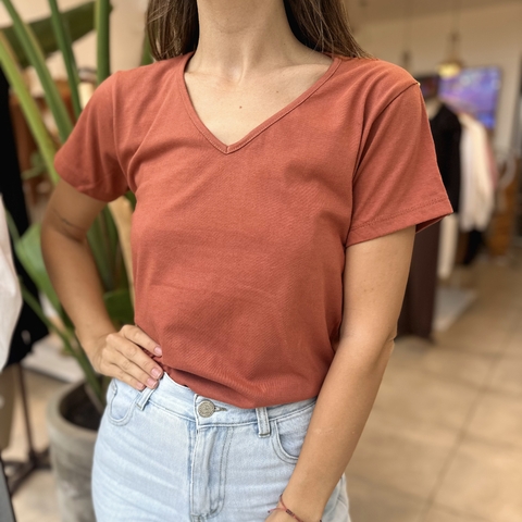 Remera cuello V - TERRACOTA - comprar online