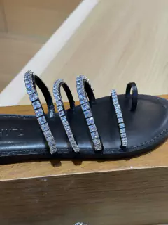 Schutz Flat Preta Couro Pedras Zircônia Rasteira - comprar online