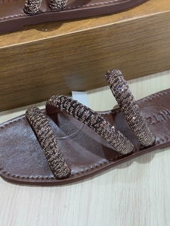 Schutz Flat Logomania Strass Café Rasteira - comprar online