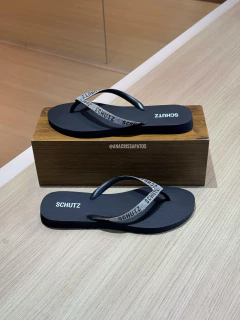 Schutz Chinelo Preto Emborrachado Macio - comprar online