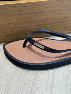 Brizza Arezzo Chinelo Bico Folha Preto/Marrom - comprar online