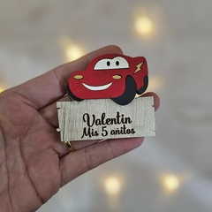 souvenir Cars con cartel en internet