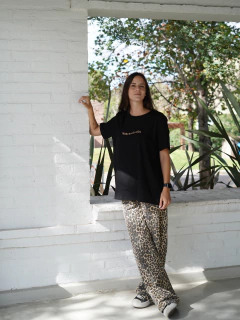 REMERA MAMA NEEDS COFFEE - BLACK - comprar online