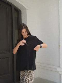 REMERA MAMA NEEDS COFFEE - BLACK - tienda online