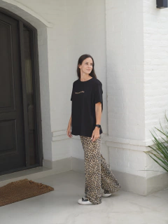 Imagen de REMERA MAMA NEEDS COFFEE - BLACK
