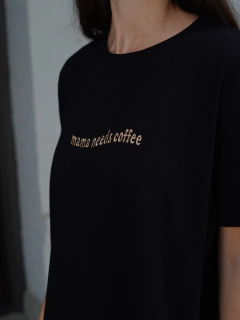 REMERA MAMA NEEDS COFFEE - BLACK en internet