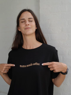 REMERA MAMA NEEDS COFFEE - BLACK - comprar online
